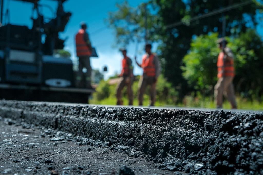 Vialidad Provincial continúa con el asfaltado del acceso a Colonia Guaraypo