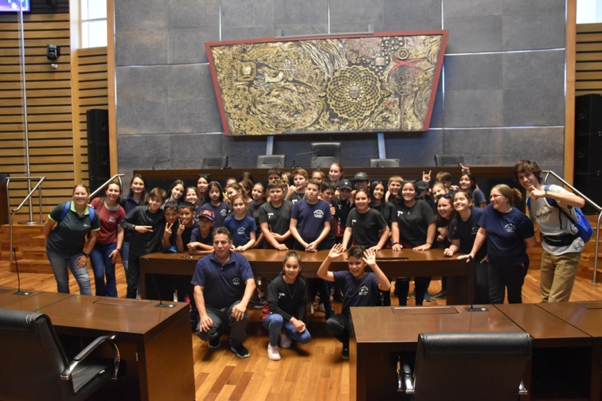 Estudiantes de El Alcázar visitaron y recorrieron la Legislatura misionera