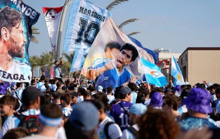 Hinchas argentinos bajaron la bandera