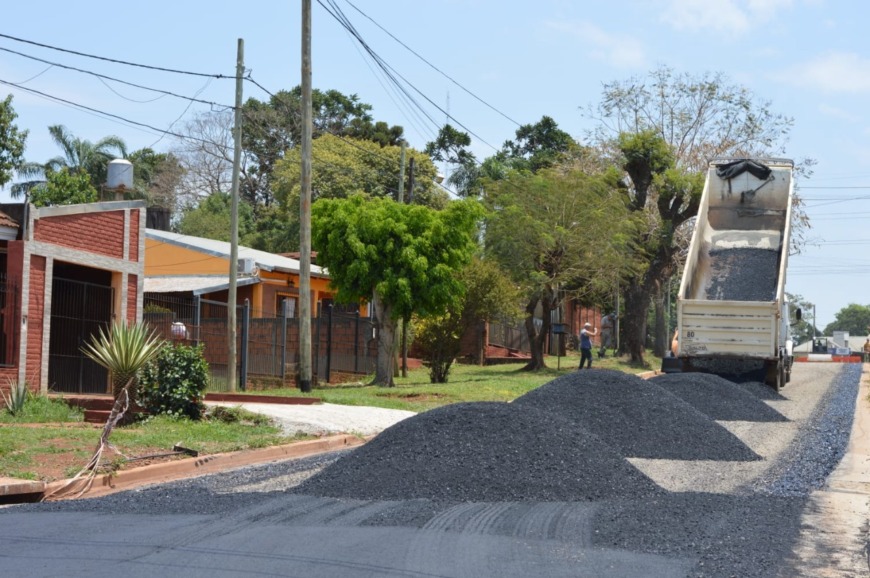 Avanzan las obras de asfalto en el barrio Libertador