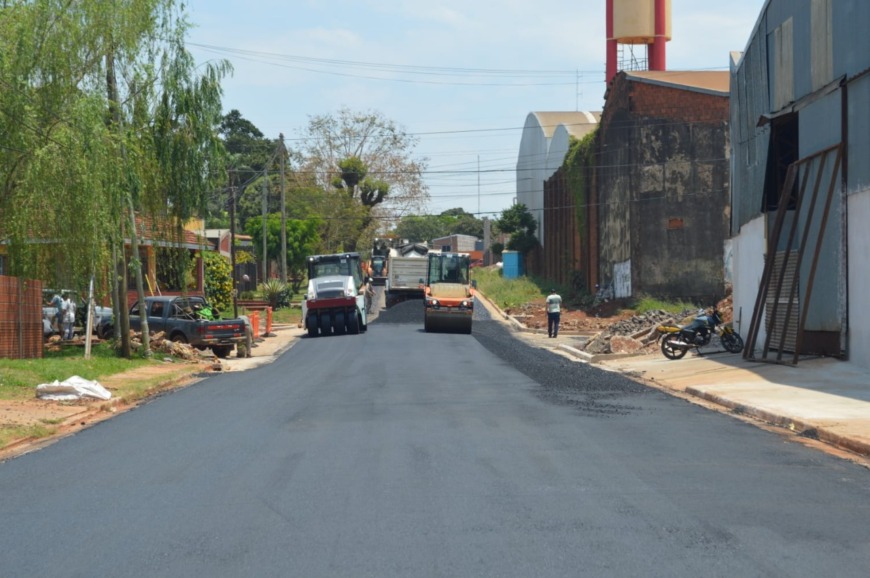 Avanzan las obras de asfalto en el barrio Libertador