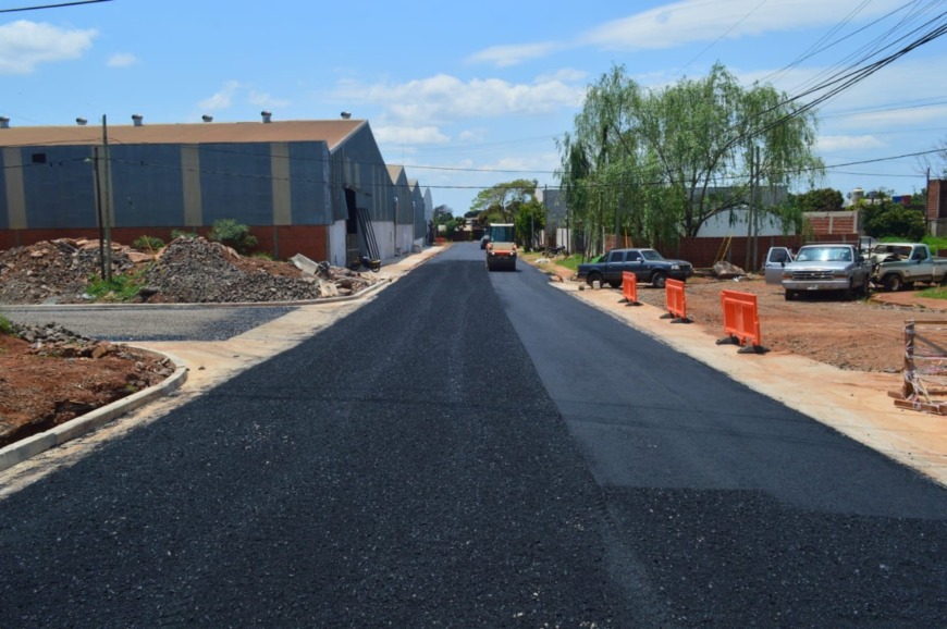 Avanzan las obras de asfalto en el barrio Libertador