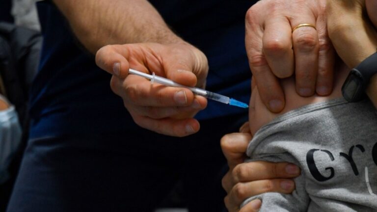 Covid: se duplicaron los casos y especialistas piden aplicarse vacunas de refuerzo