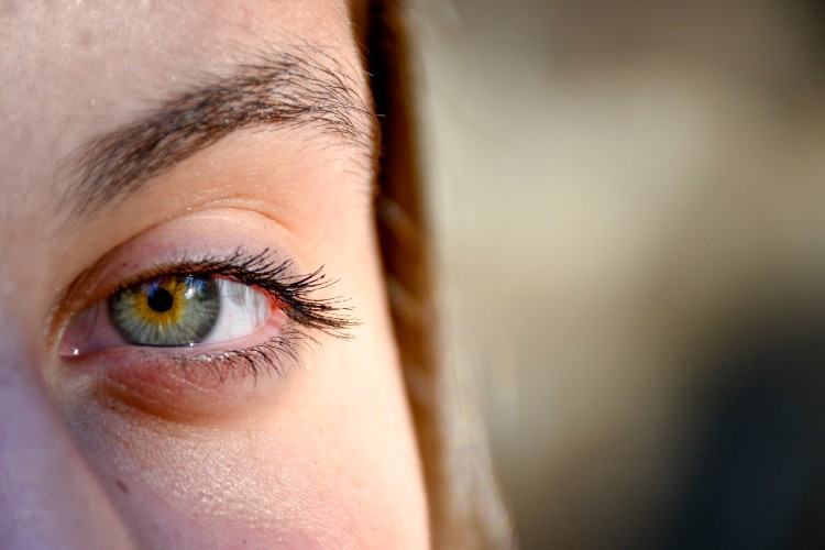 Científicos advierten que el estrés acelera el envejecimiento de los ojos