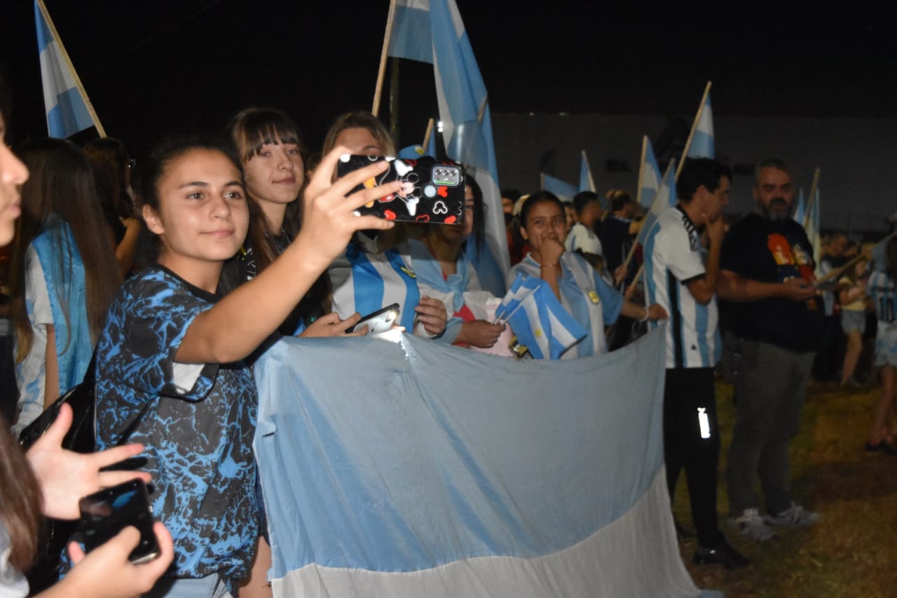 Campo Grande inauguró su moderno cartel de ingreso con un banderazo Mundial