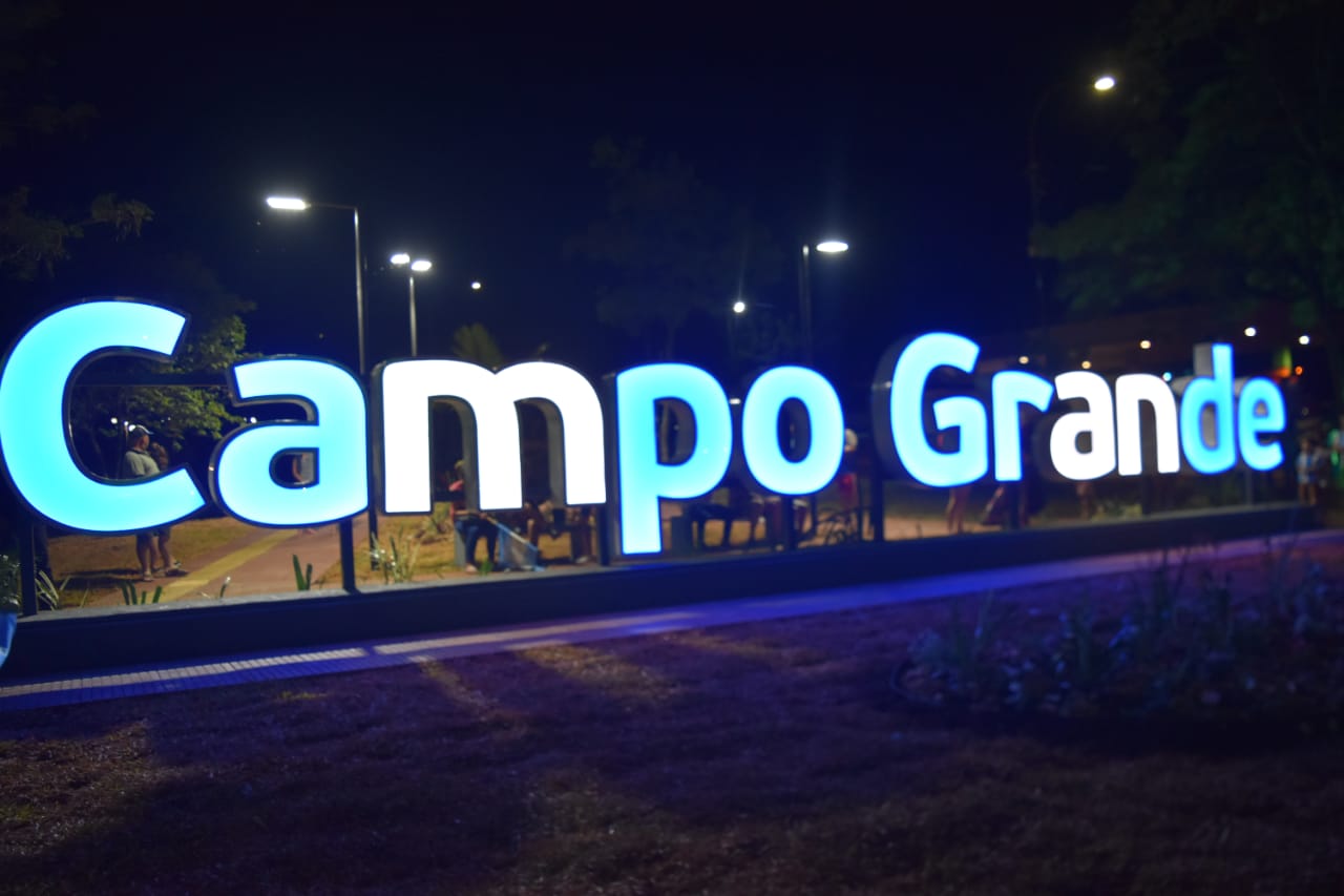Campo Grande inauguró su moderno cartel de ingreso con un banderazo Mundial