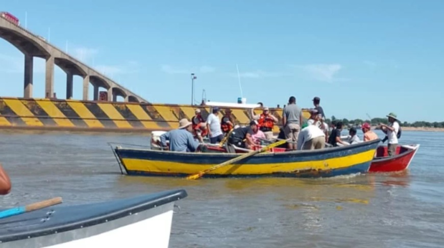 Corrientes: pescadores realizan un piquete en el río Paraná y amenazan con cortar el puente