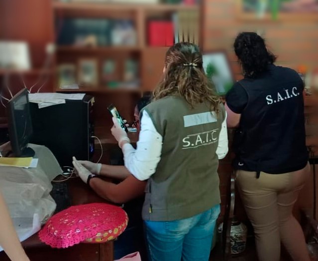 Detuvieron a dos hombres por presunta tenencia y distribución de pornografía infantil