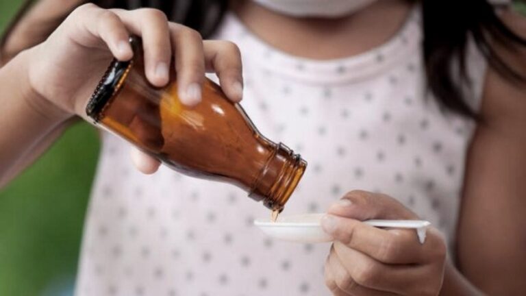 Indonesia: ya son 195 los niños muertos por sustancias nocivas en un jarabe para la tos