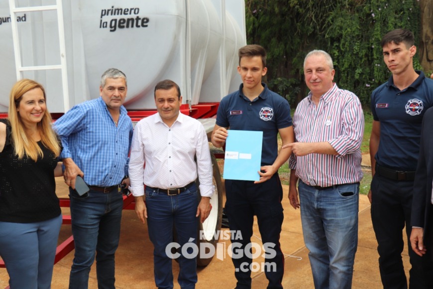 Herrera Ahuad encabezó la entrega de tanques cisternas y otros elementos a 16 asociaciones de Bomberos Voluntarios