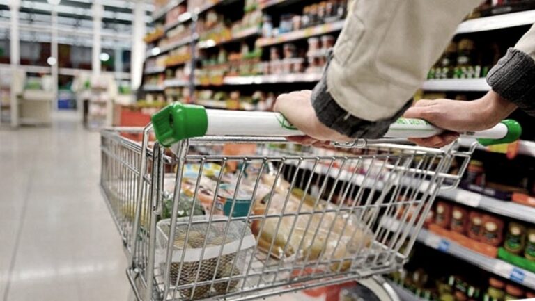 Cayeron las ventas en supermercados por primera vez en el año, pero en shoppings aumentaron 11%