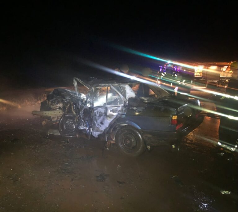 Campo Grande: un auto se incendió tras un choque y su conductor falleció