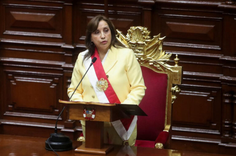 Perú: Boluarte amenaza con implementar una reforma constitucional