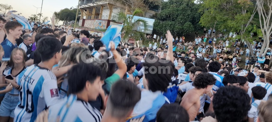 Mirá las mejores fotos del festejo de Argentina finalista del Mundial de Qatar en la Costanera de Posadas