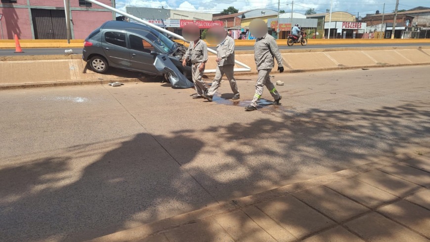 Un hombre se descompensó al volante y terminó chocando contra una jirafa
