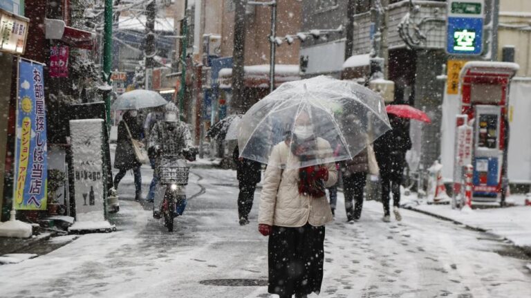 Registran al menos 17 muertes por fuertes nevadas en Japón