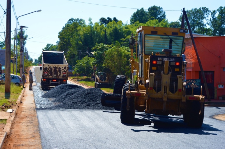 Municipales ejecutan obras de asfaltado y saneamiento en el barrio Prosol de Posadas 1 2 - Municipales 1 - 1