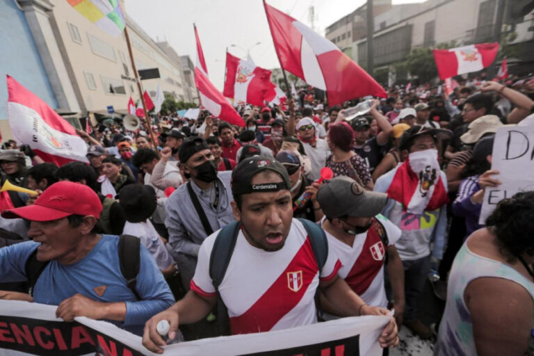 Perú: declaran estado de emergencia y proponen elecciones para 2023