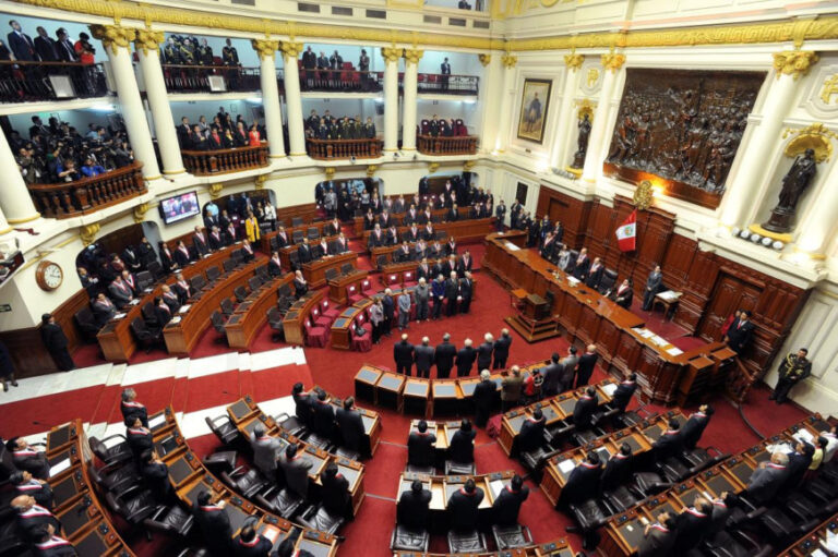 Perú: el Congreso aprobó reconsiderar el debate sobre un adelantamiento de las elecciones