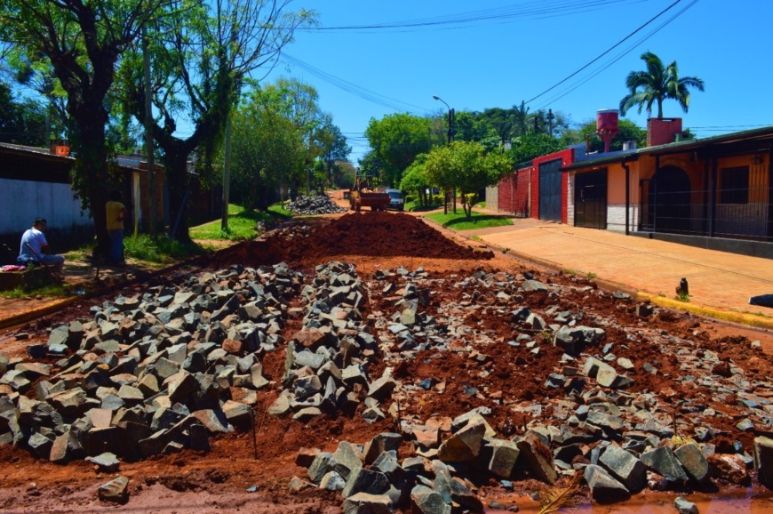 Realizan obras de empedrado y de cordón cuneta en la zona oeste de Posadas