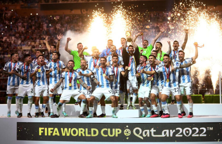 Tres argentinos conforman el 11 ideal del Mundial de Qatar según un diario europeo