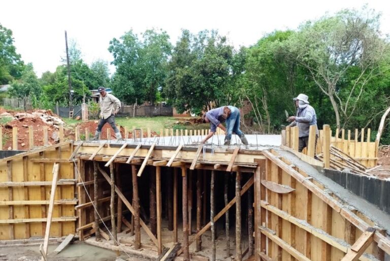Santa Ana: trabajan en un puente sobre el arroyo Martín Chico