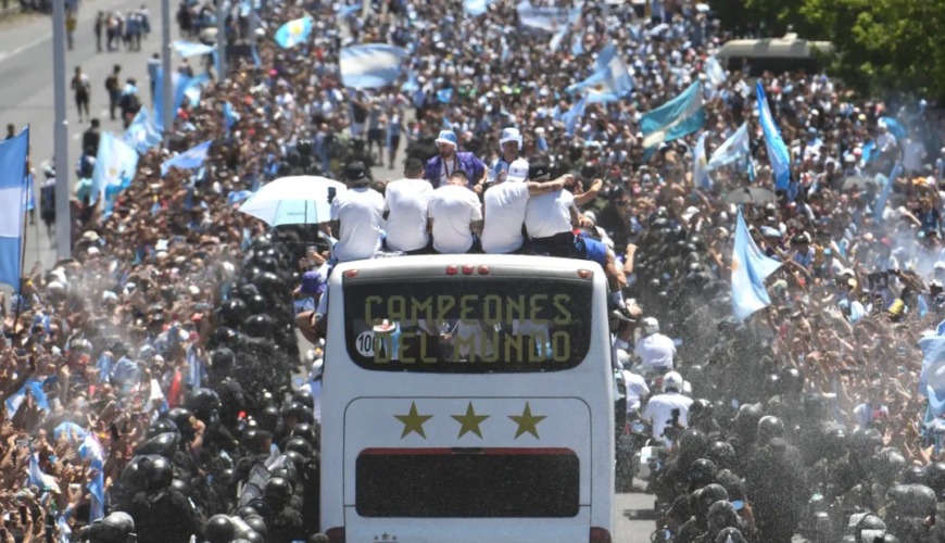 Arrancó la caravana: los campeones reciben la ovación de una multitud de hinchas