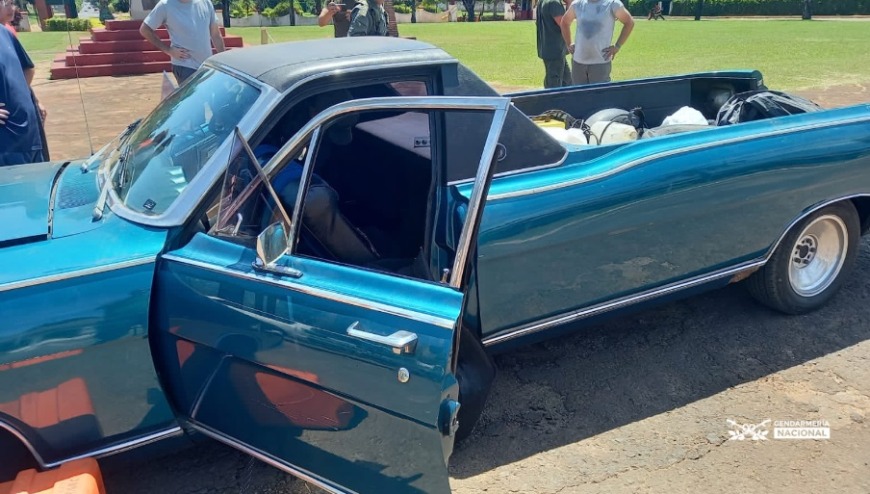 coche fúnebre con marihuana