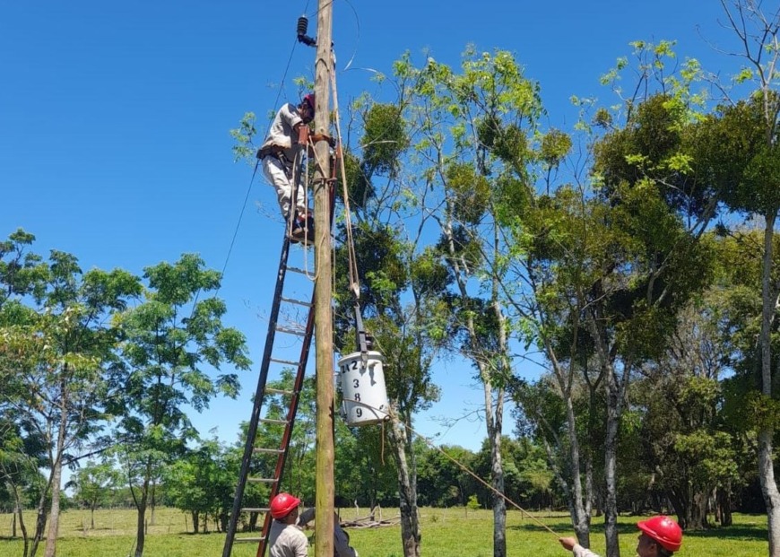 Energía de Misiones instaló una nueva subestación rural en la Isla Itacaruaré