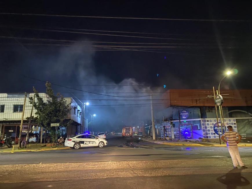 Incendió consumió gran parte de un local comercial posadeño 6 11 - incendio en comercio 6 - 10