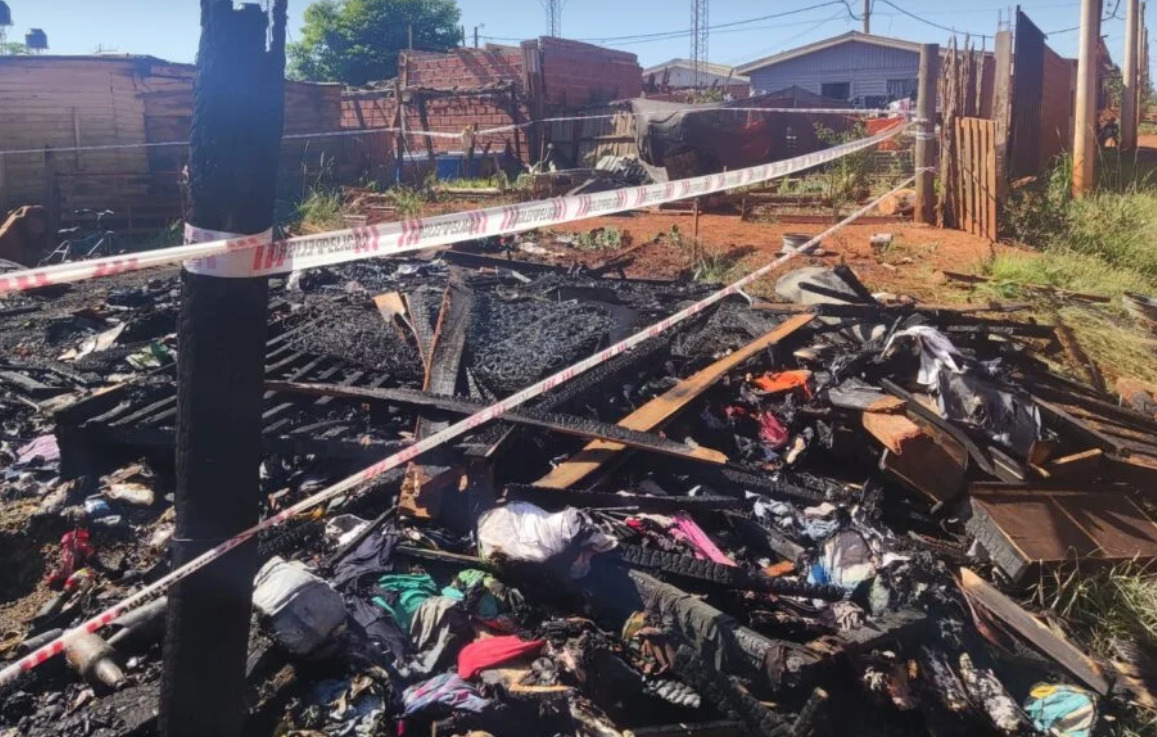 Dos niños luchan por su vida tras el incendio total de una vivienda
