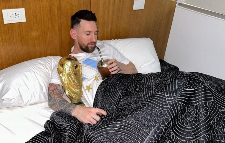 Con la Copa y el mate en la cama: así amaneció Messi
