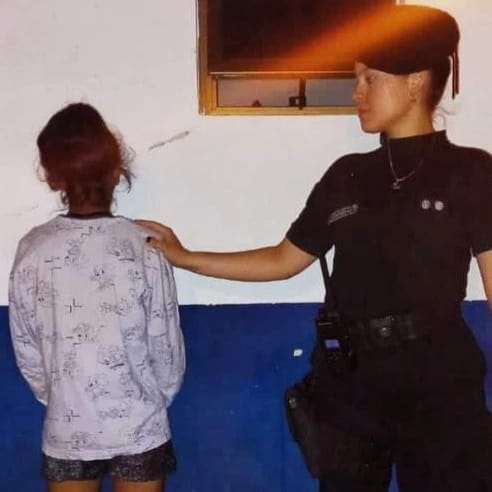 Mujer policía de franco evitó que le roboraran los celulares a dos menores en Posadas