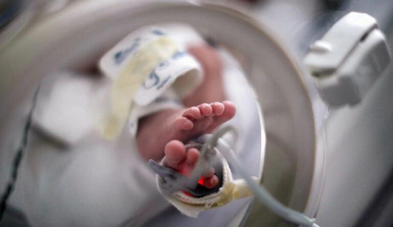 Polémica: un bebé está grave y sus padres rechazan que reciba sangre de vacunados contra el covid