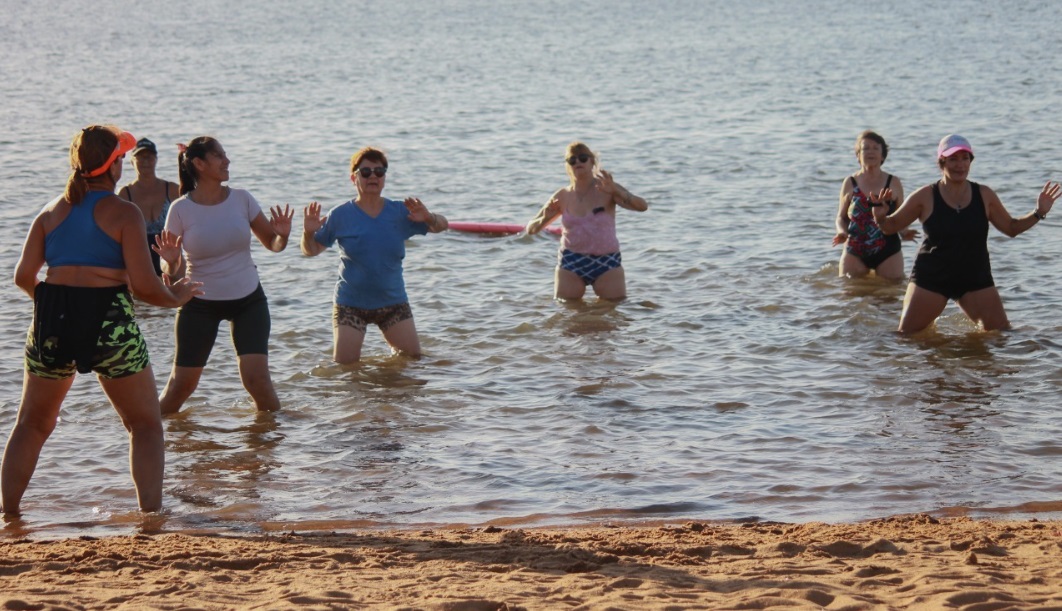 Clases gratuitas de aquagym, otra de las opciones para disfrutar de las playas posadeñas en el verano