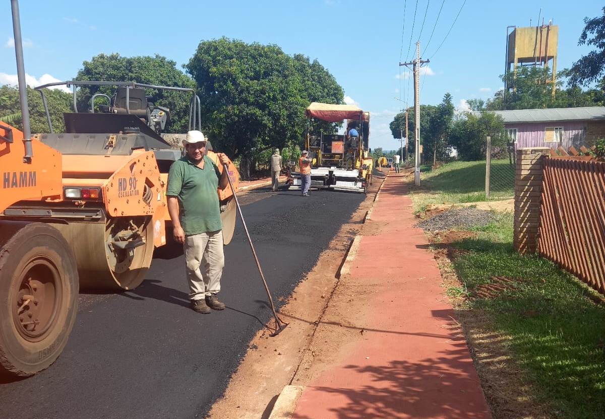 Ejecutan obras de pavimento urbano y demarcación en Colonia Alberdi