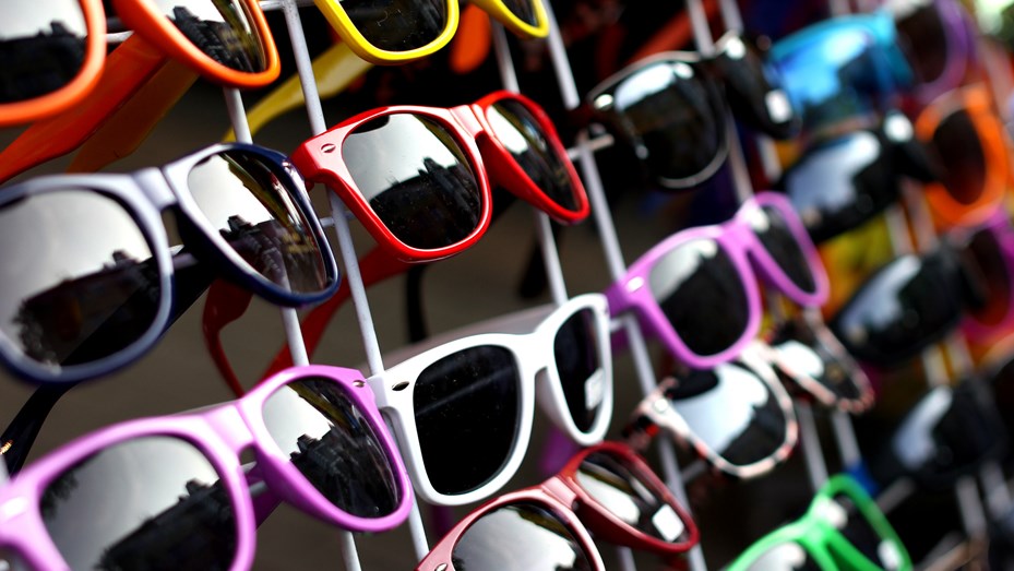 Advierten sobre los peligros de comprar anteojos de sol truchos