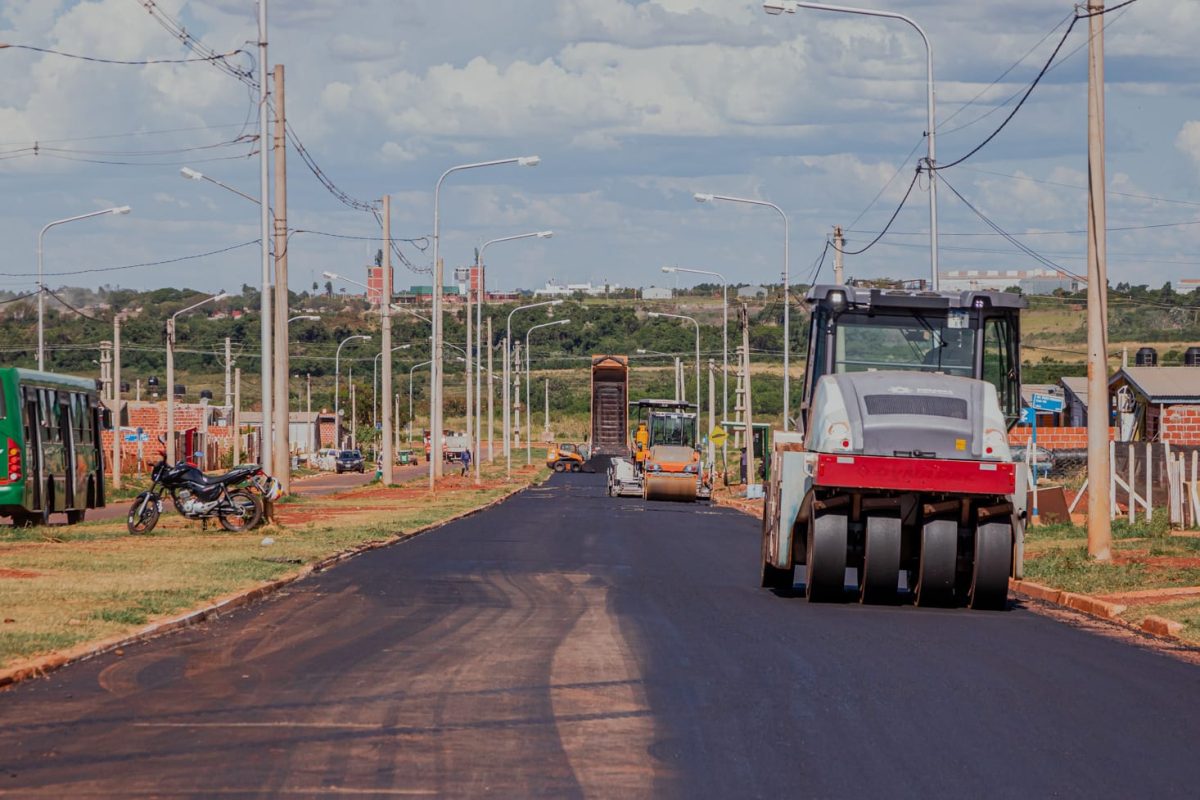 Posadas: asfaltan la avenida Pino Paraná de Itaembé Guazú 4 8 - asfaltan calles 5 - 7