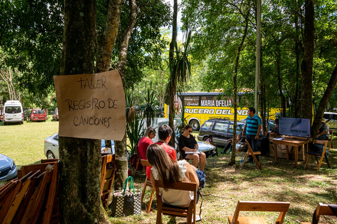 El campamento cultural brindó arte y talleres bajo los árboles