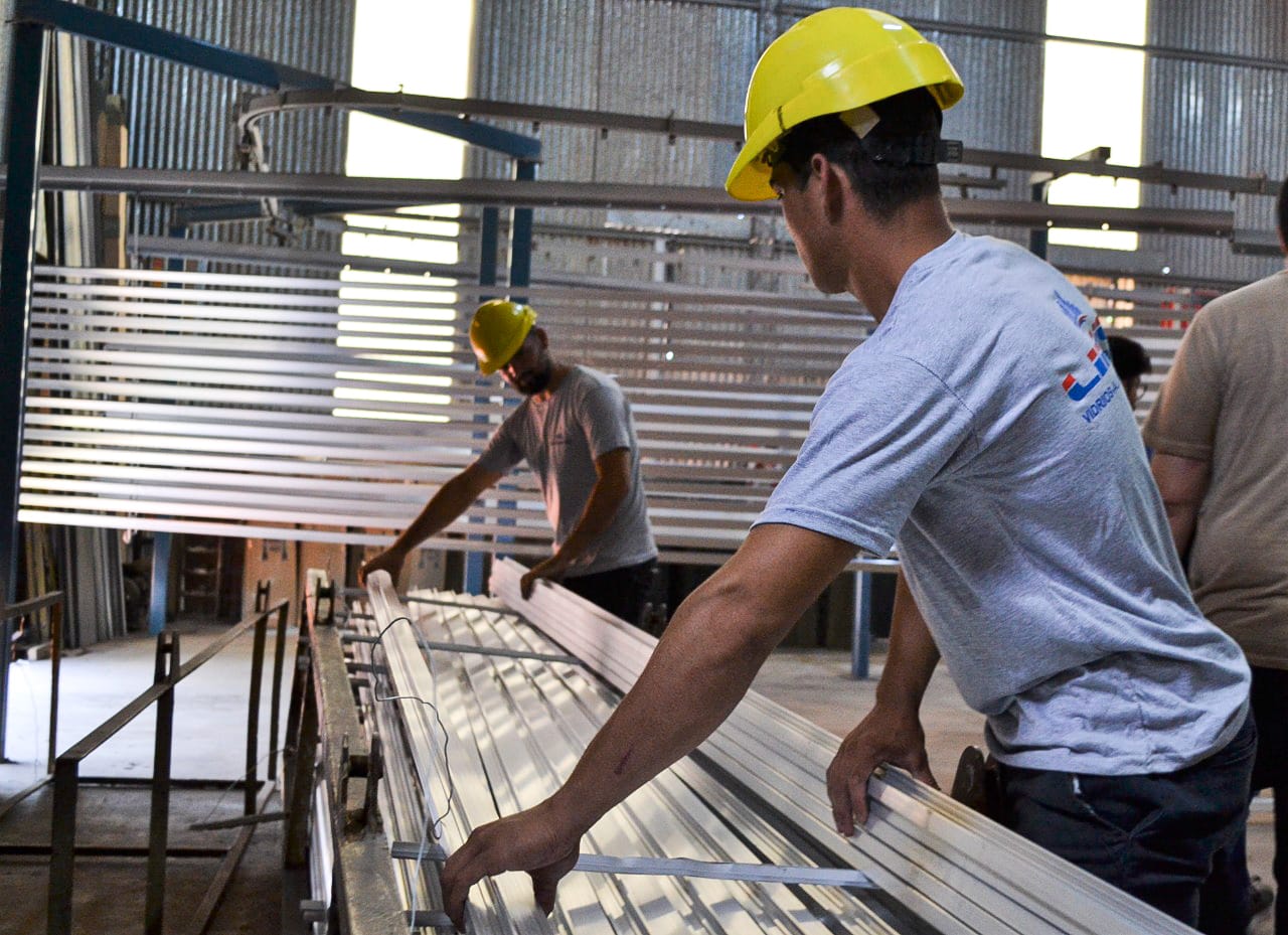San Vicente: Passalacqua recorrió distribuidora de aluminios, vidrios y planta de pintura de perfiles