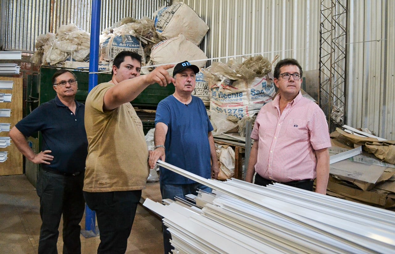 San Vicente: Passalacqua recorrió distribuidora de aluminios, vidrios y planta de pintura de perfiles