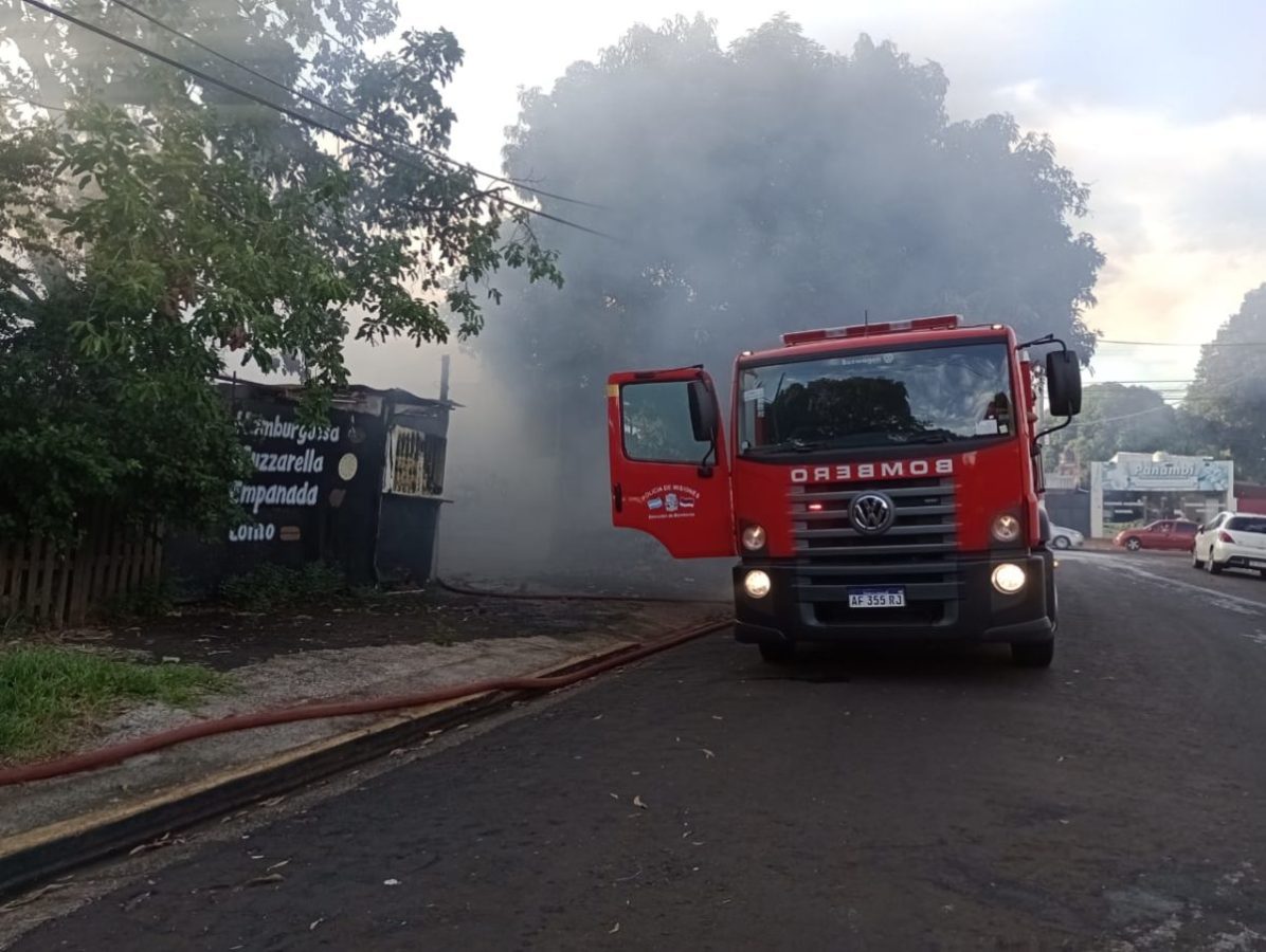 Incendio consumió por completo una vivienda de madera en Posadas: no hubo heridos