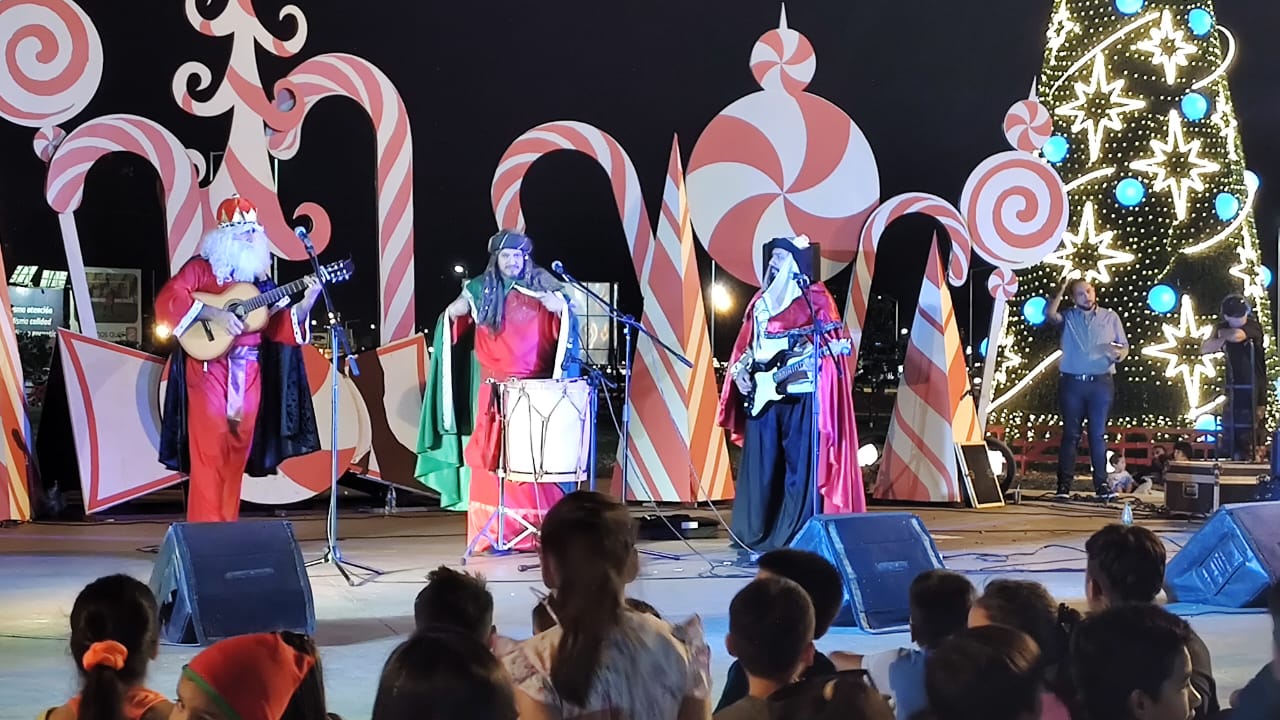 El Parque de las Fiestas de Posadas brilló con la llegada de los Reyes Magos 