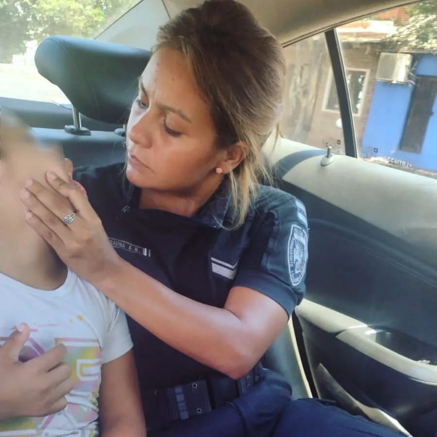 Policías le salvaron la vida a una niña que se atragantó con un caramelo en Posadas 