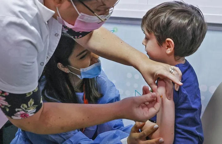 Coronavirus: comienza a aplicarse la vacuna de refuerzo a niñas, niños y adolescentes