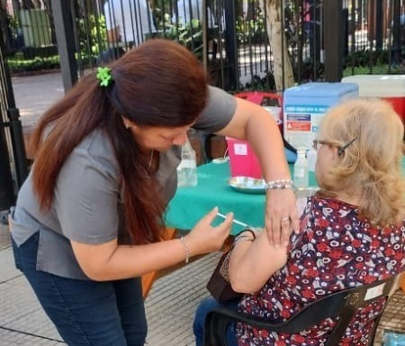 El puesto fijo de vacunación regresó a la plaza 9 de Julio de Posadas
