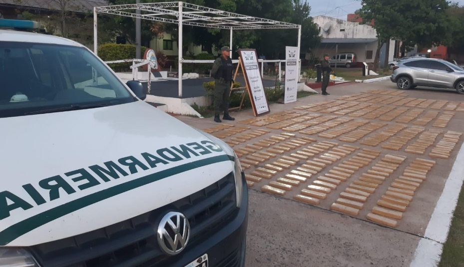 Contrabandistas abandonaron una camioneta cargada