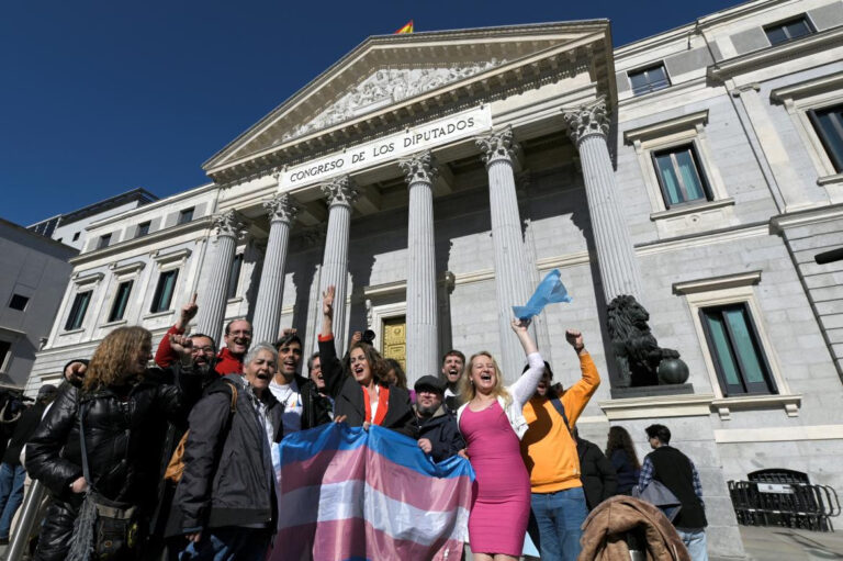 España: menores de 16 años podrán cambiar de sexo y abortar sin permiso de sus padres