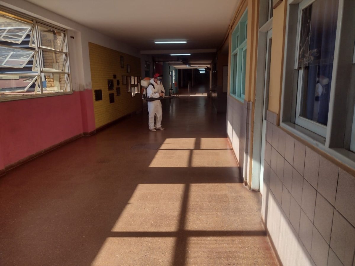 Refuerzan campaña preventiva con operativos de desmalezamiento y fumigación en escuelas posadeñas