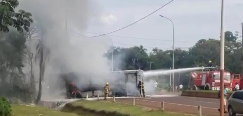 Colectivo urbano se incendió por completo en Iguazú: solo daños materiales